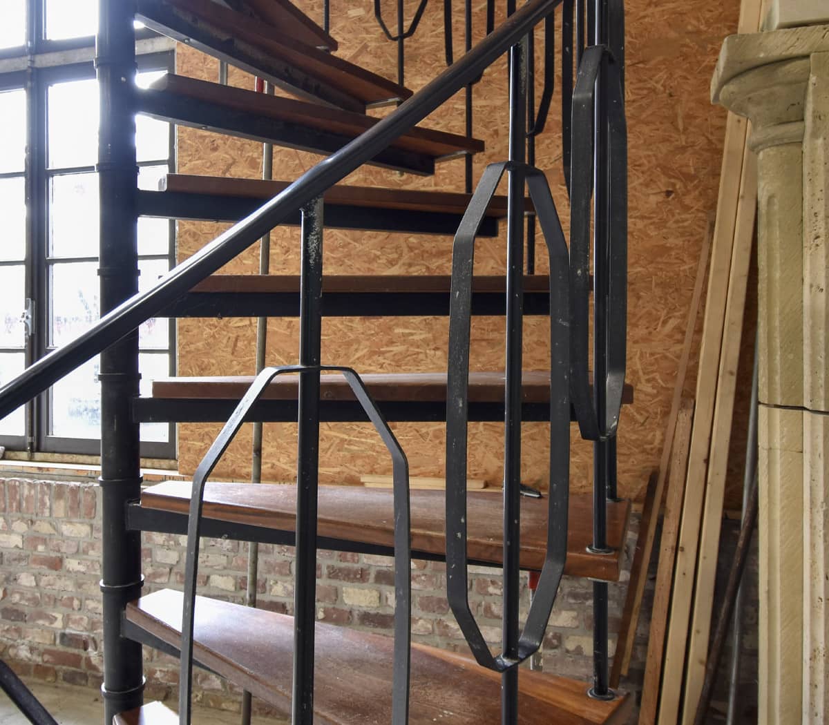 Vintage-ijzeren-spiltrap-met-houten-tredes