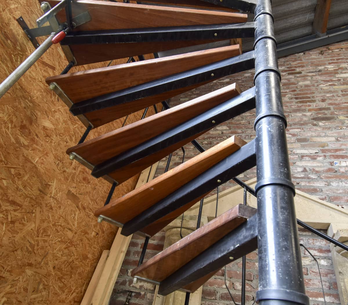 Vintage-ijzeren-spiltrap-met-houten-tredes