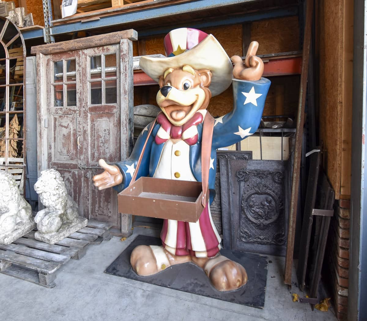 Beer-in-de-stijl-van-Uncle-Sam-die-een-dienblad-vasthoudt