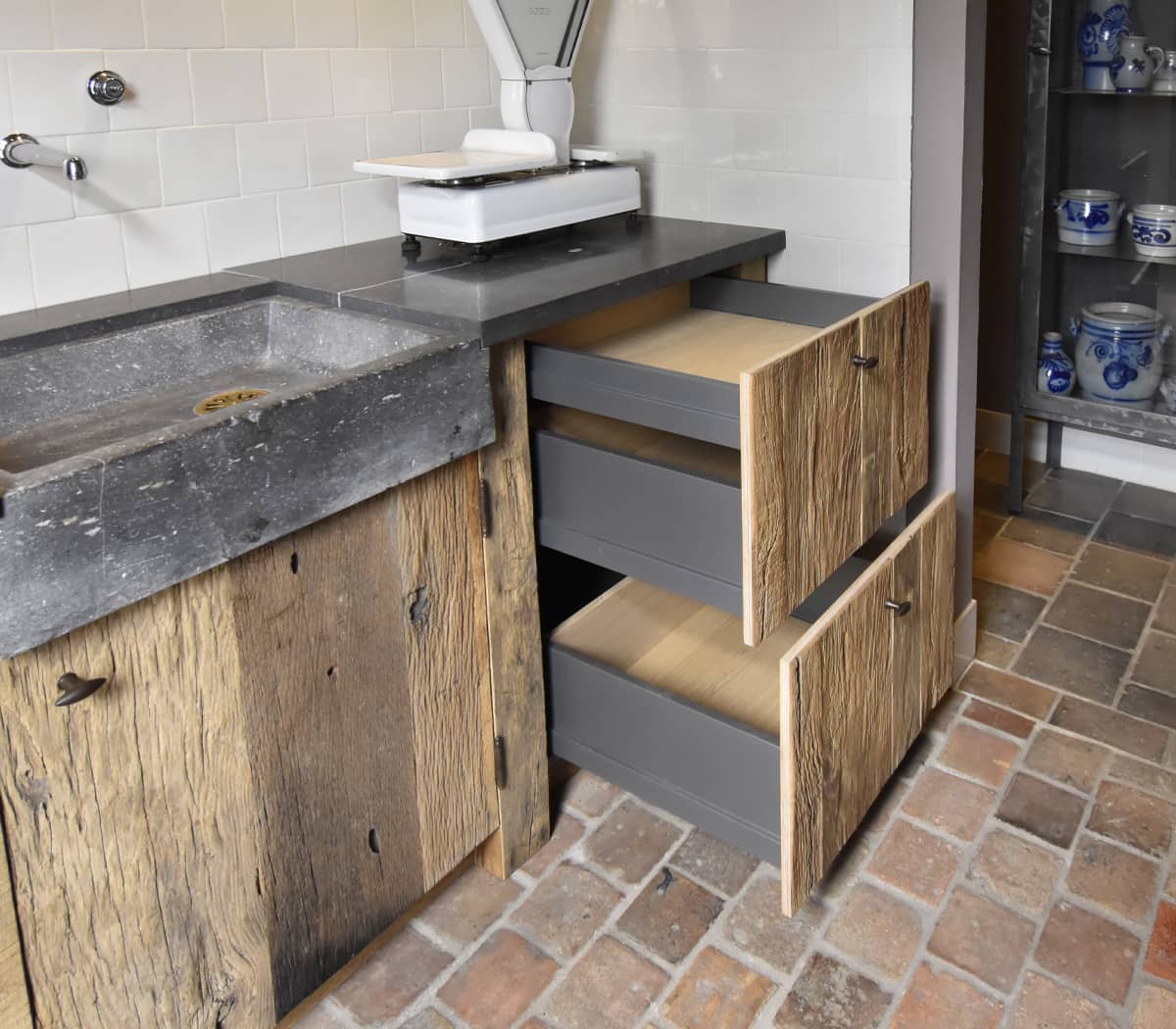 Keukenblok-met-Belgisch-hardstenen-werkblad-en-spoelbak