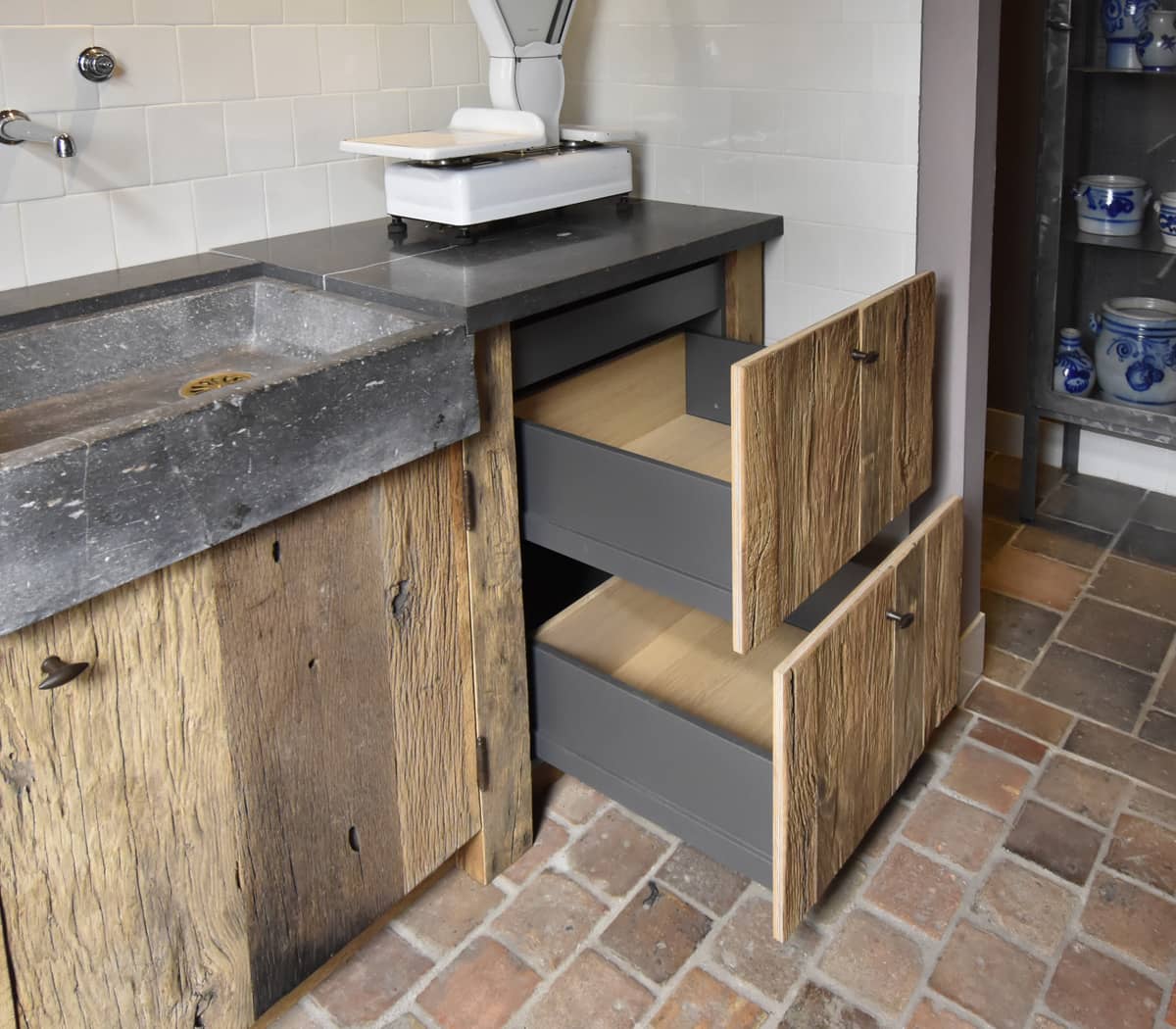Keukenblok-met-Belgisch-hardstenen-werkblad-en-spoelbak