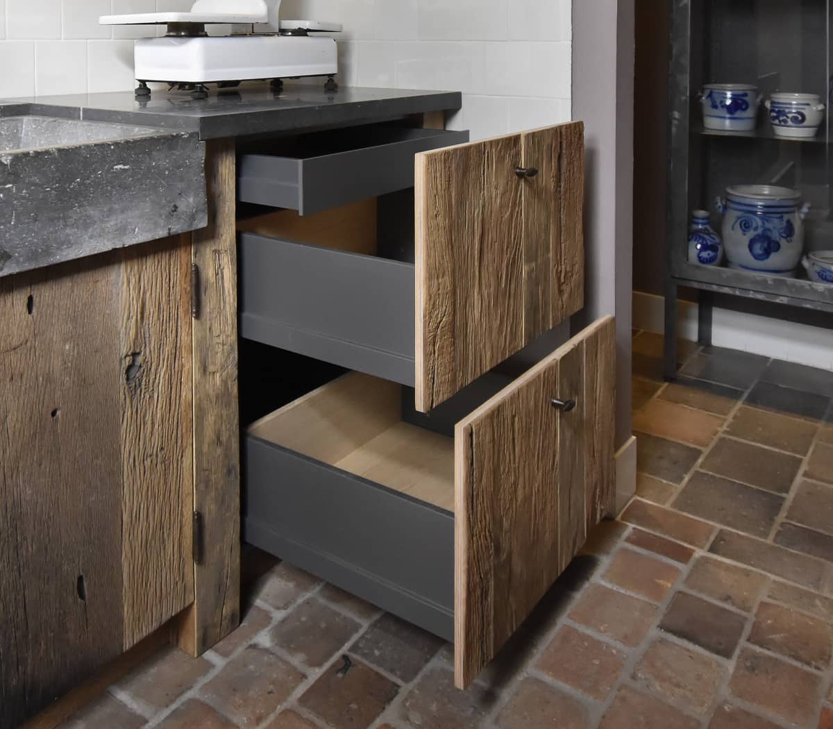 Keukenblok-met-Belgisch-hardstenen-werkblad-en-spoelbak