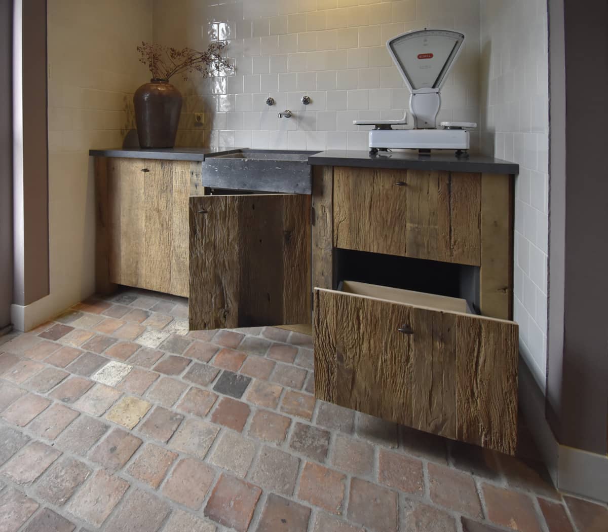 Keukenblok-met-Belgisch-hardstenen-werkblad-en-spoelbak