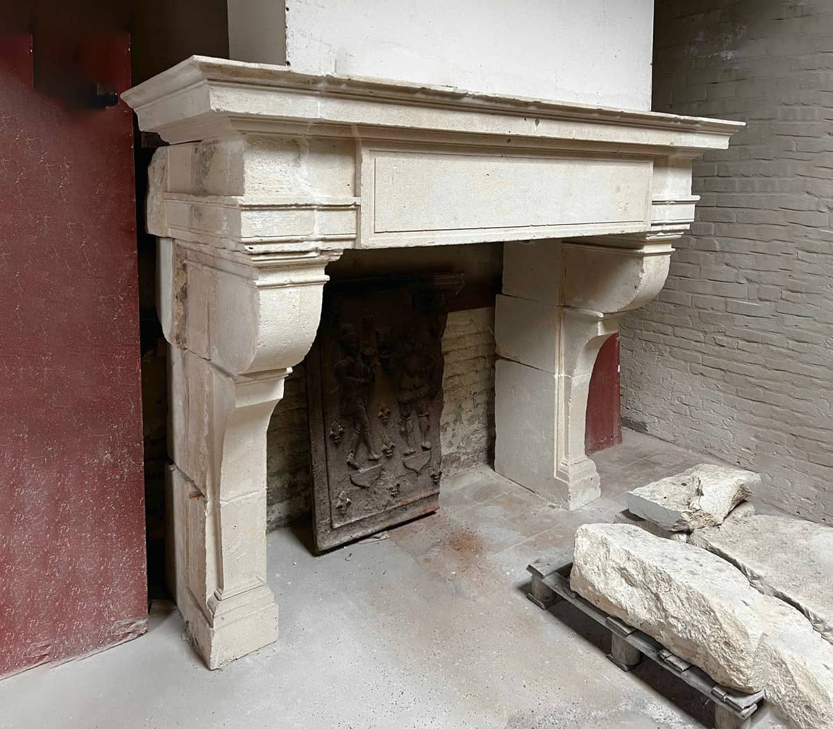 Renaissance-schouw-in-grijs-beige-zandsteen