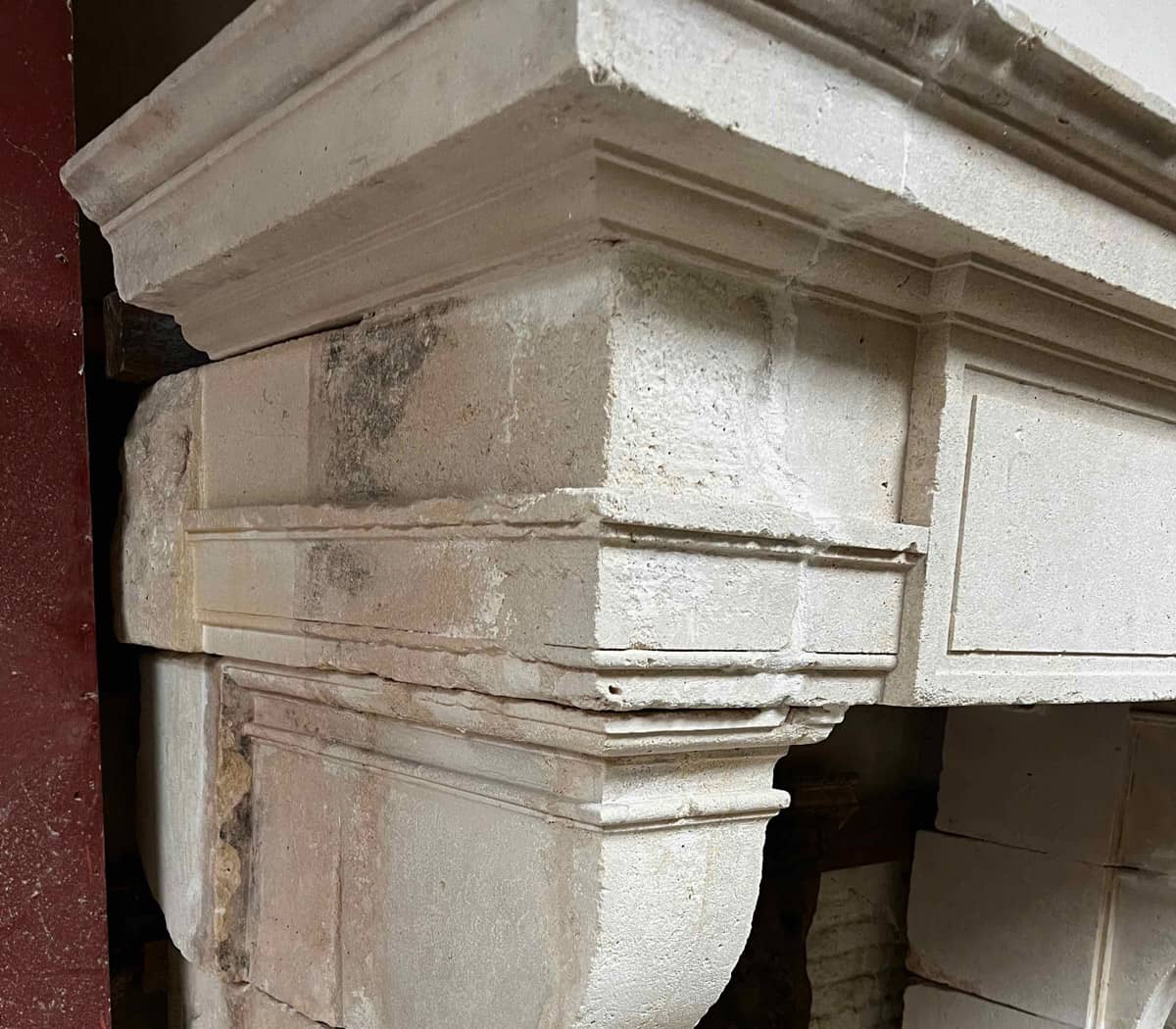 Renaissance-schouw-in-grijs-beige-zandsteen