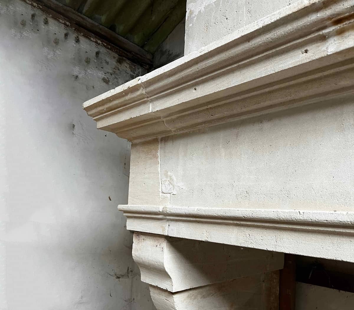 Renaissance-schouw-in-grijs-beige-zandsteen