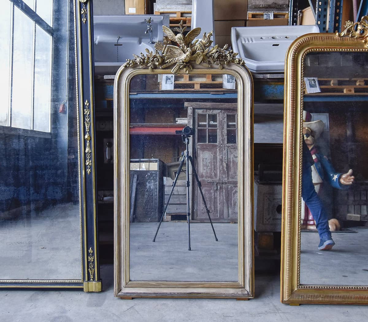 Antieke-kuifspiegel-met-bloem-en-vogeldecoratie