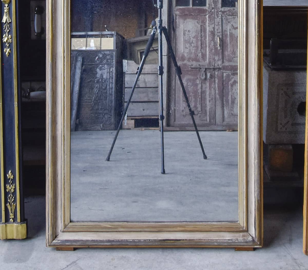 Antieke-kuifspiegel-met-bloem-en-vogeldecoratie