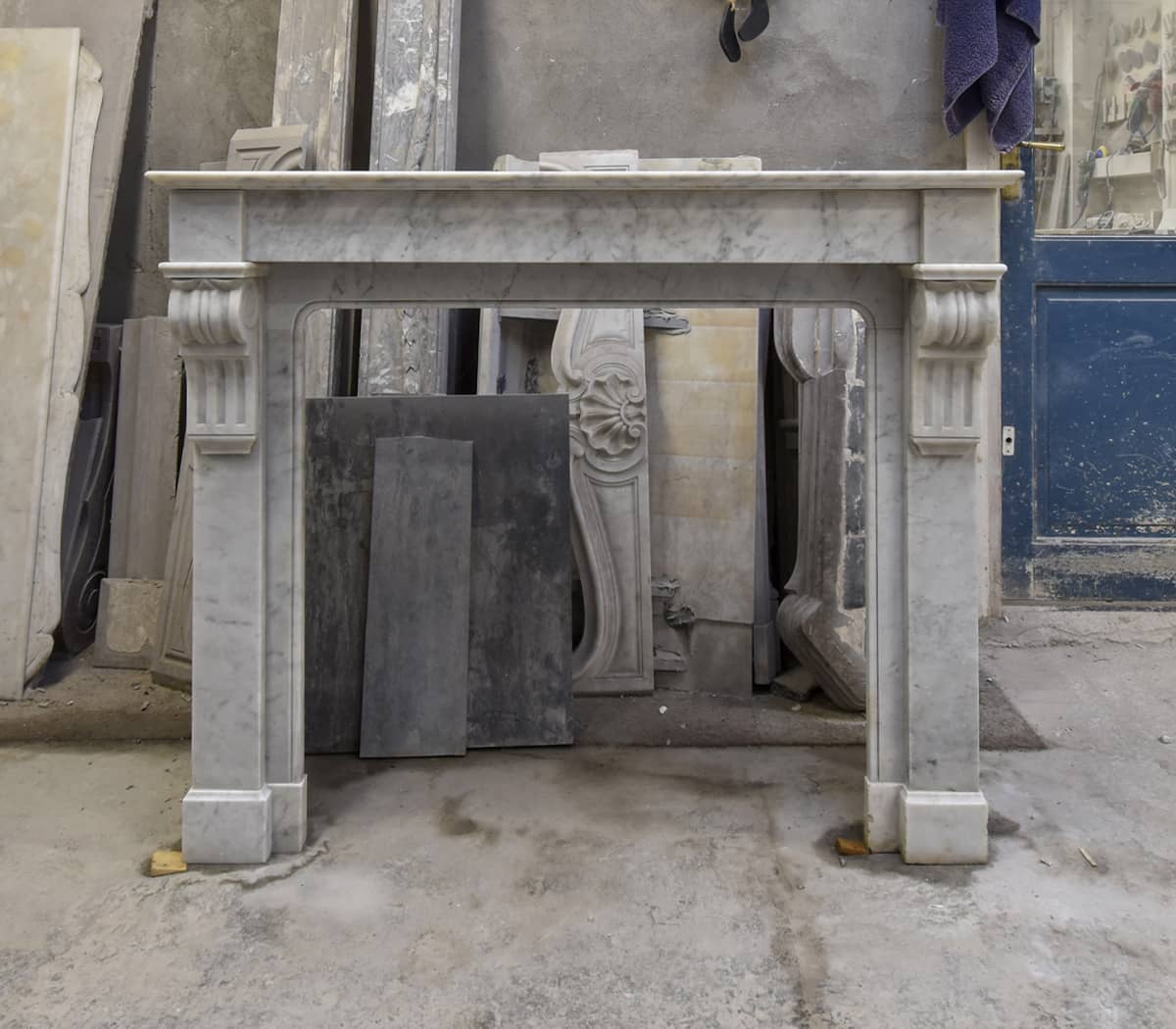 Carrara-marmeren-modillion-voorzetschouw