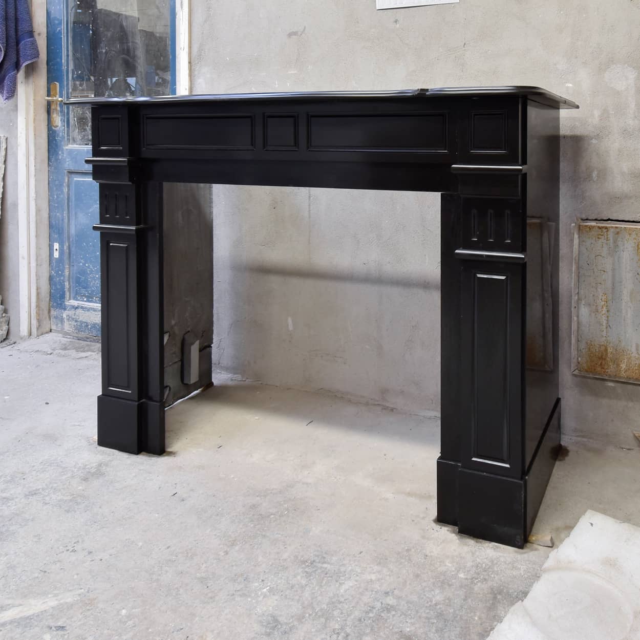 Zwarte-marmeren-Noir-de-Mazy-ombouwschouw