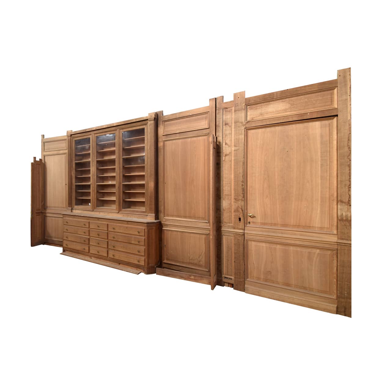 Unieke-kastenwand-met-lambrisering-en-deuren