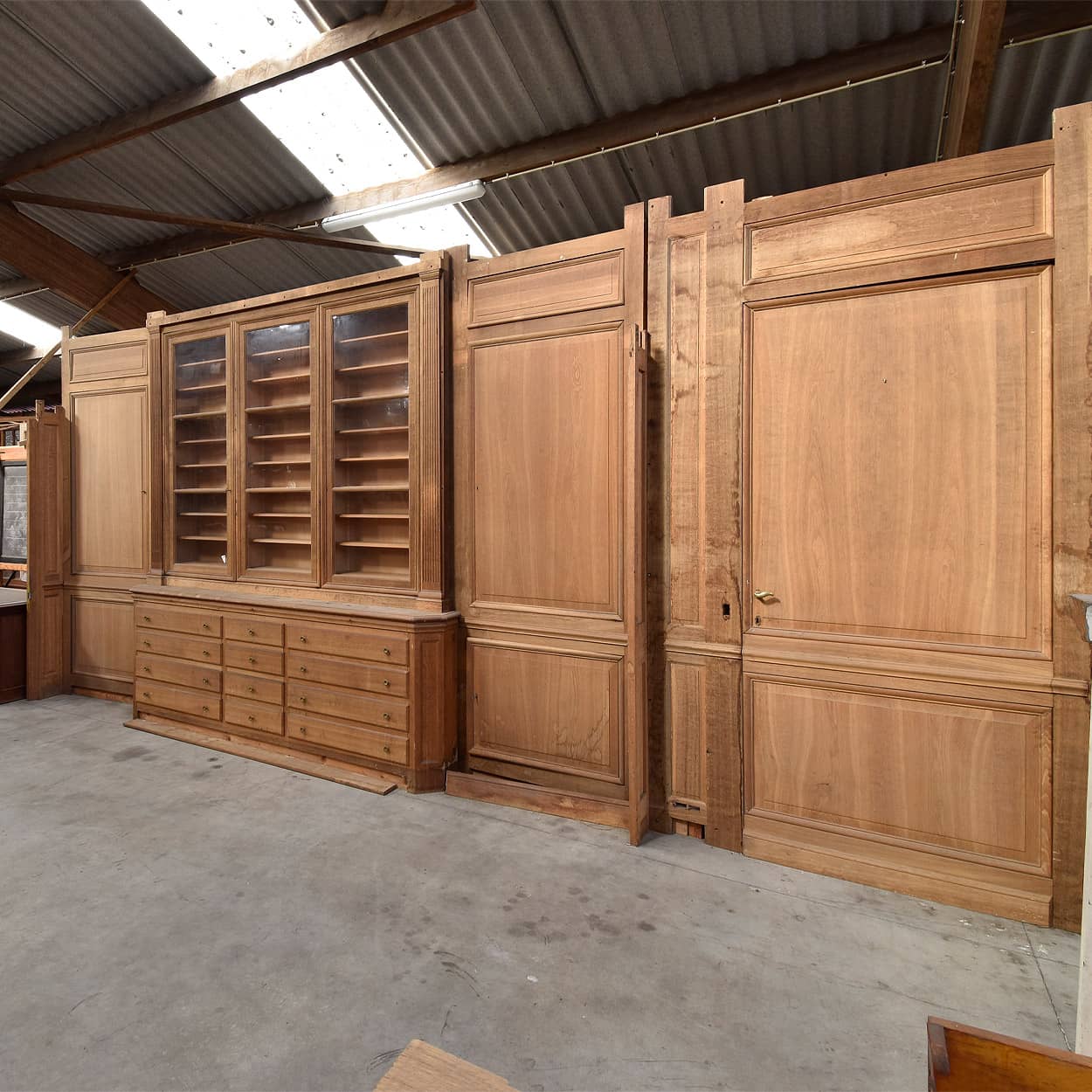 Unieke-kastenwand-met-lambrisering-en-deuren