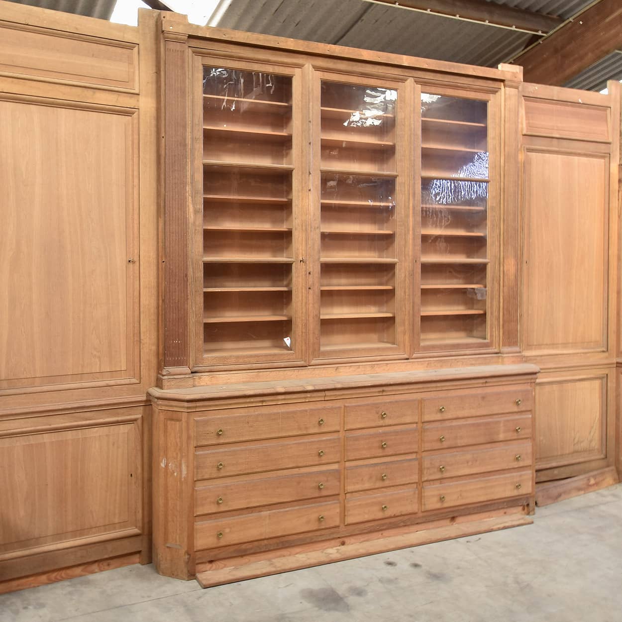 Unieke-kastenwand-met-lambrisering-en-deuren