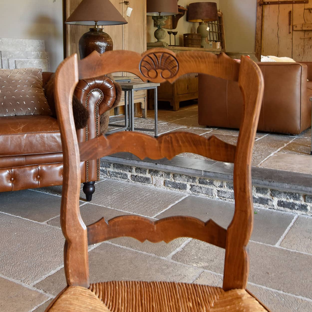 Antieke-Franse-stoelen-met-ladderrug-en-rieten-zitting