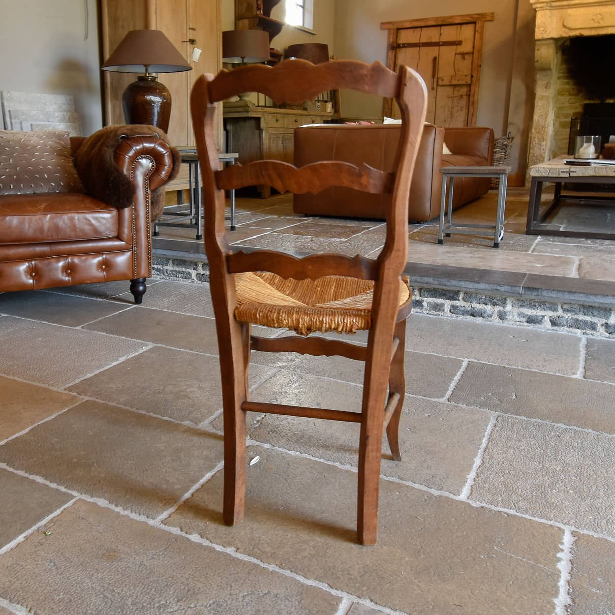 Antieke-Franse-stoelen-met-ladderrug-en-rieten-zitting