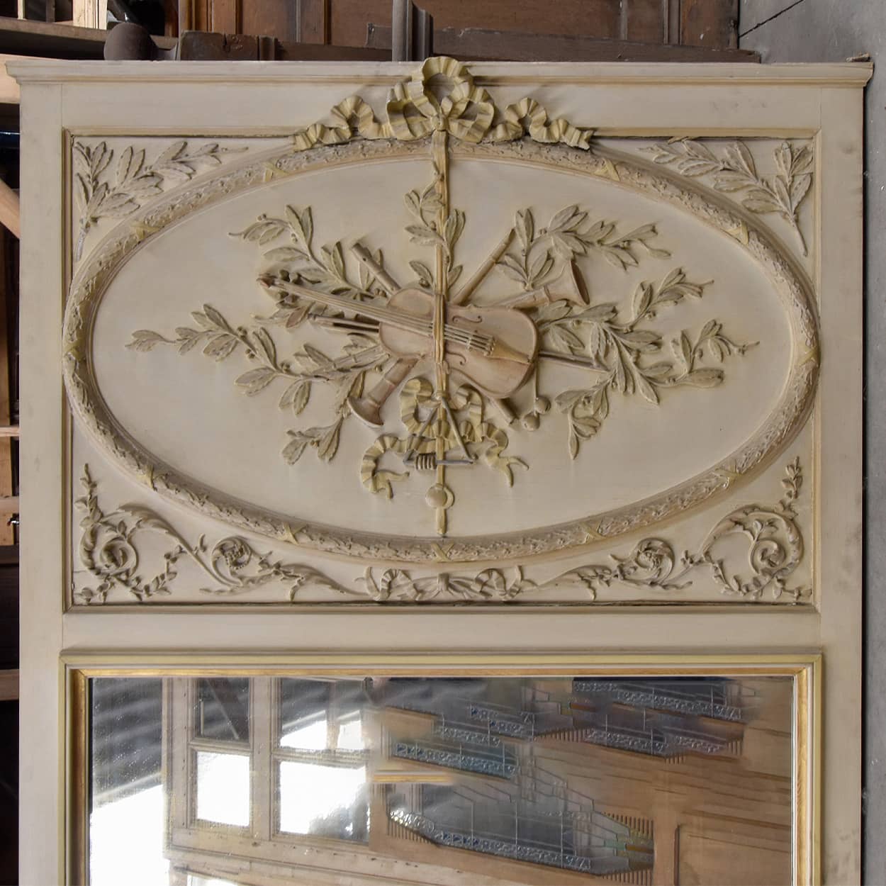 Franse-trumeau-spiegel-in-Louis-XVI-stijl-met-snijwerkpaneel