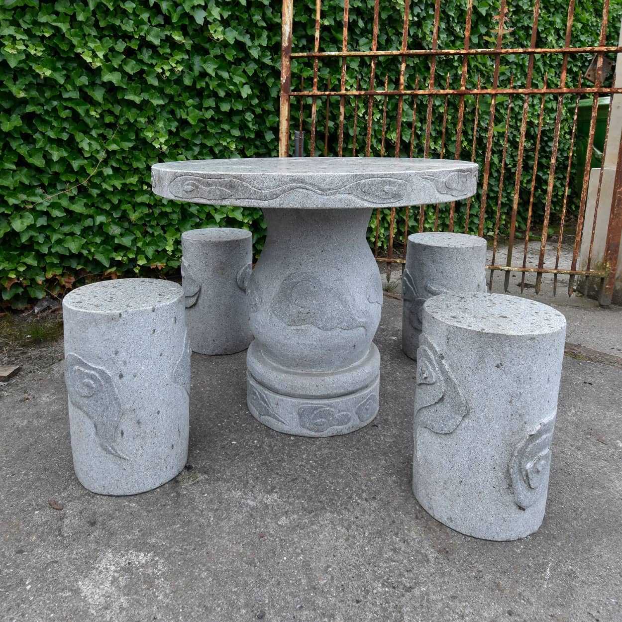 Stenen-tuintafel-met-4-krukjes